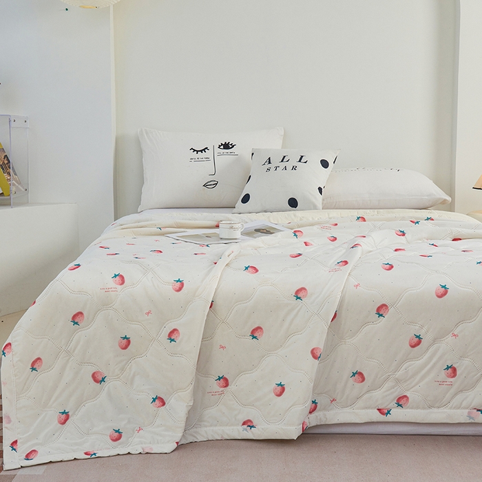 91家纺网 家纺一手货源 找家纺 被多多被业 2025新款凉感丝印花夏被夏凉被空调被 小草莓