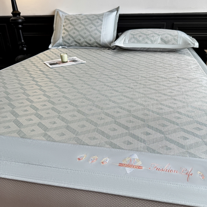 91家纺网 家纺一手货源 找家纺 鑫琪莱家纺 2025新款冰柔凉感丝凉席席子三件套 摩登立方-灰-床笠款