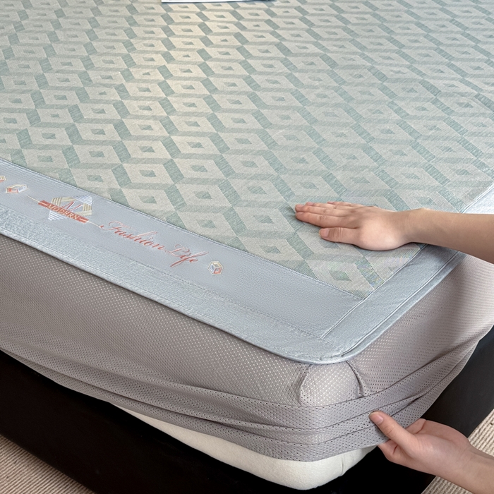 91家纺网 家纺一手货源 找家纺 鑫琪莱家纺 2025新款冰柔凉感丝凉席席子三件套 摩登立方-灰-床笠款