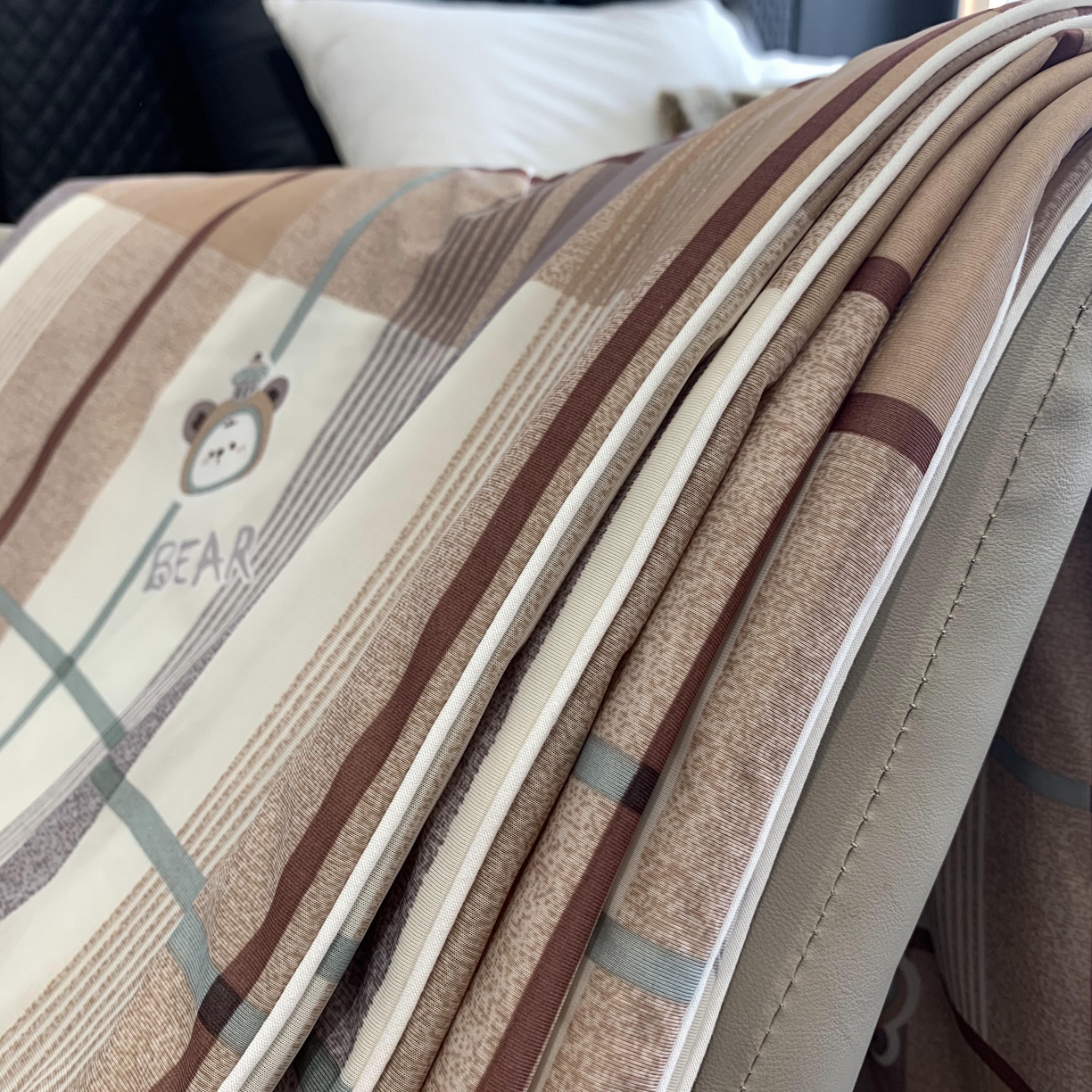 91家纺网 家纺一手货源 找家纺 2025新款小冰皮夏凉被锦纶氨纶面料空调夏被凉感丝单夏被空调被 宝格咖