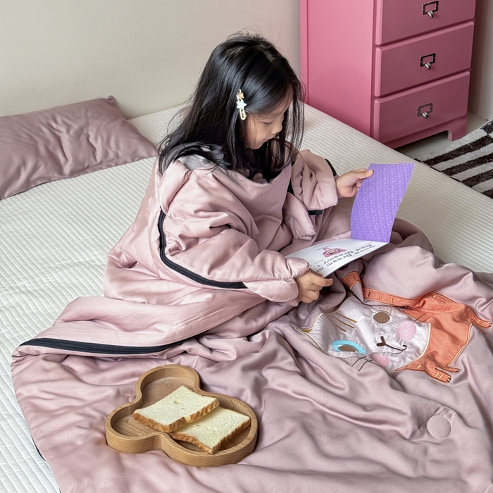 91家纺网 家纺一手货源 找家纺 喜多兔儿童家纺 2025新款萌宝系列40S纯棉夏季睡袋防踢被 豆沙色小猫甜甜