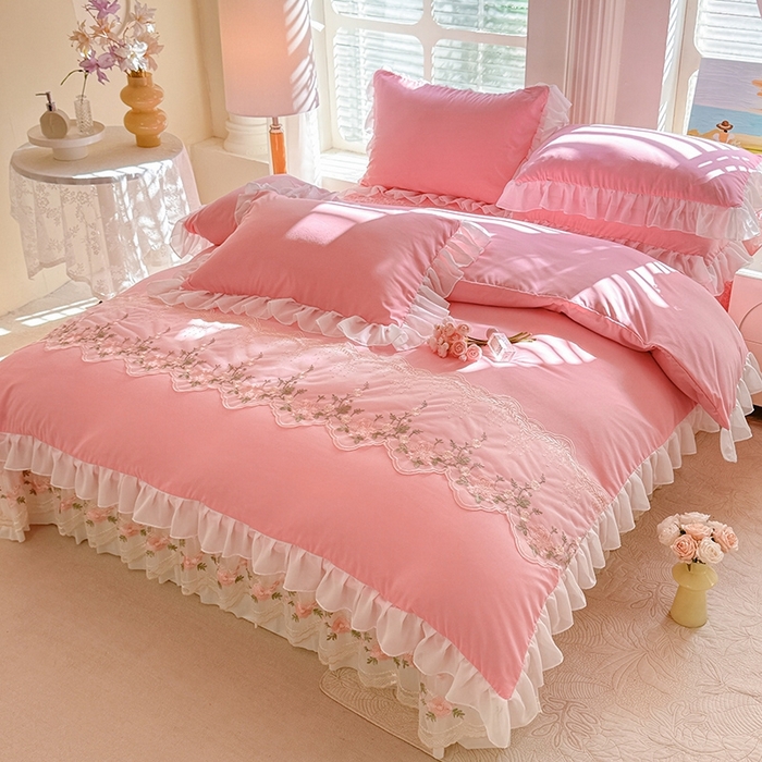 91家纺网 家纺一手货源 找家纺 大麦家纺2025新款年新款亲肤花边款床盖四件套  甜心小姐-樱花粉