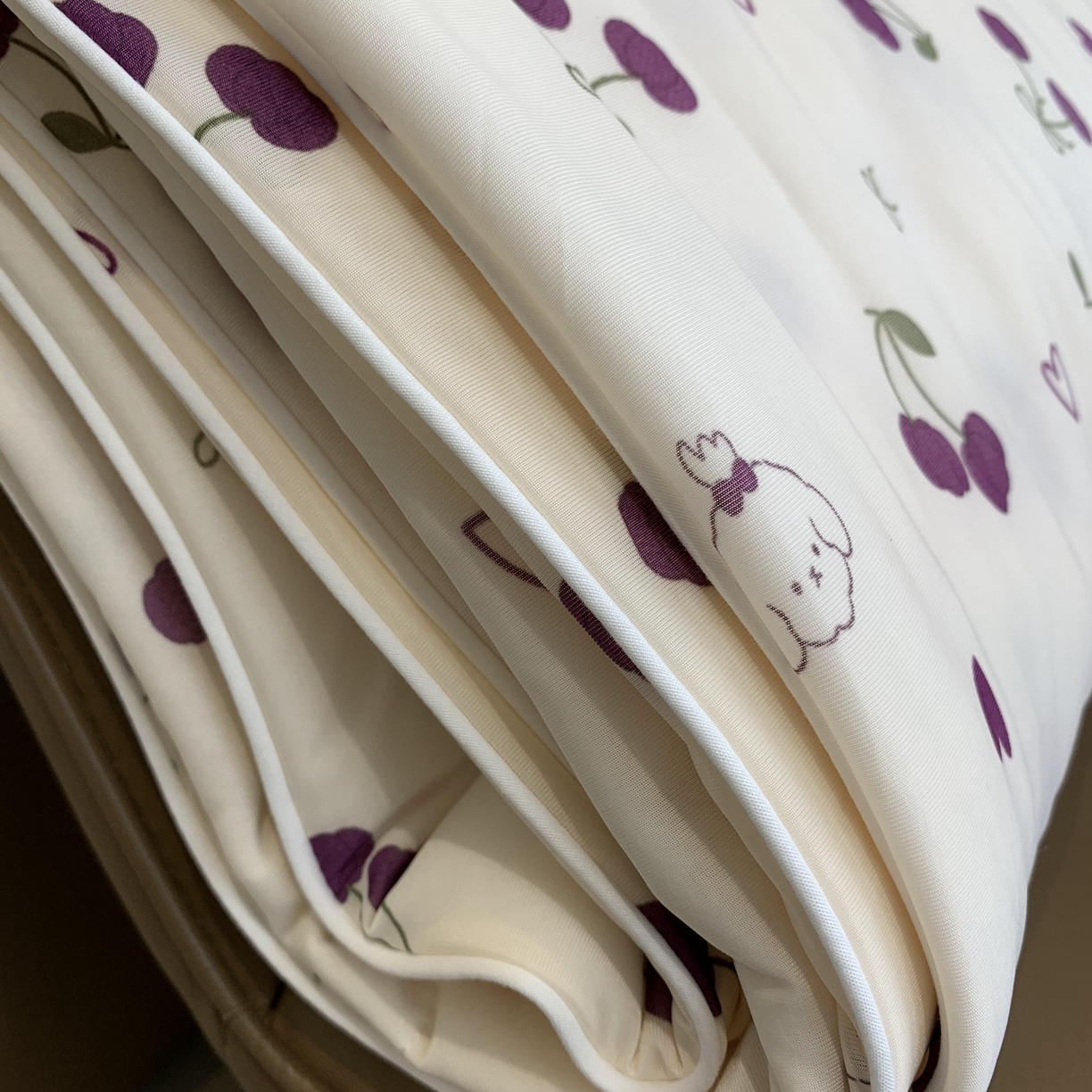 91家纺网 家纺一手货源 找家纺 2025新款小冰皮夏凉被锦纶氨纶面料空调夏被凉感丝单夏被空调被 车厘子