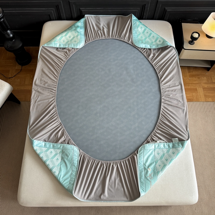 91家纺网 家纺一手货源 找家纺 鑫琪莱家纺 2025新款冰柔凉感丝凉席席子三件套 摩登立方-绿-床笠款