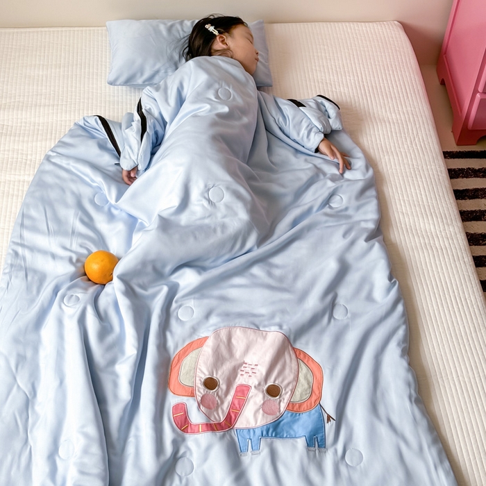 91家纺网 家纺一手货源 找家纺 喜多兔儿童家纺 2025新款萌宝系列40S纯棉夏季睡袋防踢被 蓝色小象问问