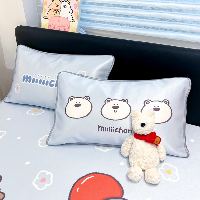 91家纺网 家纺一手货源 找家纺 暮思家居 2025新款正版miiiiichan可爱卡通大版数码印花A类1200D冰丝凉席三件套平铺床笠 熊仔派对