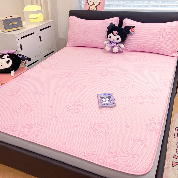 91家纺网 家纺一手货源 找家纺 2025新款三丽鸥正版授权A类提花冰豆豆凉席平铺款床笠款系列_1409 冰豆豆-库洛米-粉