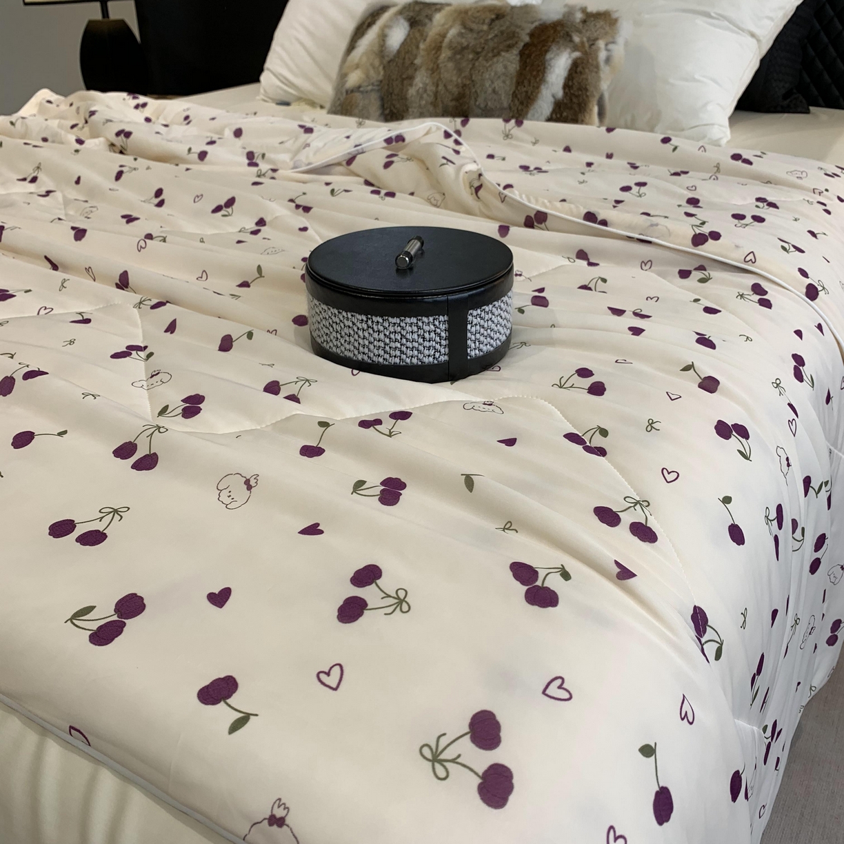 91家纺网 家纺一手货源 找家纺 2025新款小冰皮夏凉被锦纶氨纶面料空调夏被凉感丝单夏被空调被 车厘子