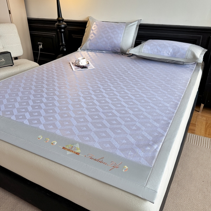 91家纺网 家纺一手货源 找家纺 鑫琪莱家纺 2025新款冰柔凉感丝凉席席子三件套 摩登立方-蓝-床席款