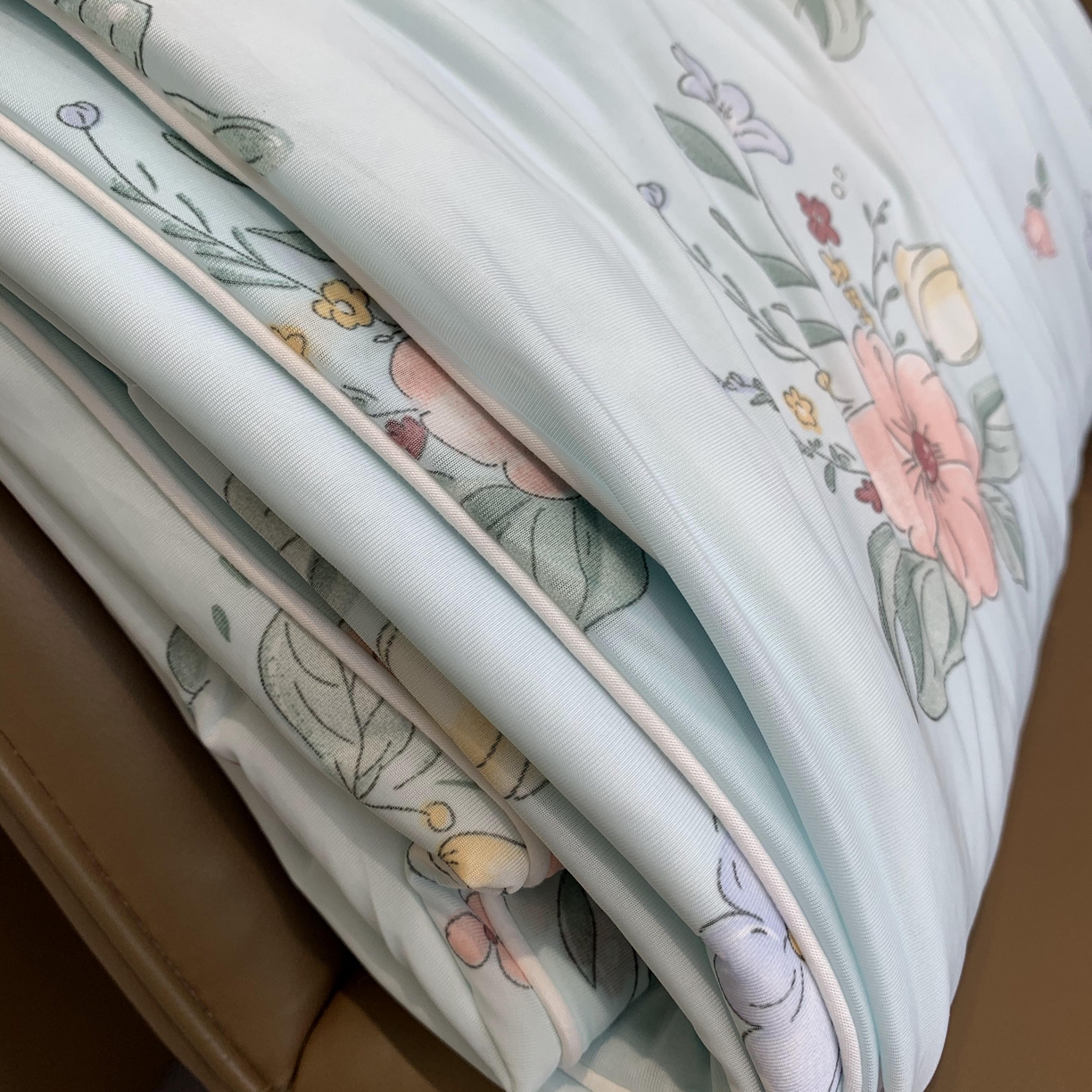 91家纺网 家纺一手货源 找家纺 2025新款小冰皮夏凉被锦纶氨纶面料空调夏被凉感丝单夏被空调被 夏花蓝