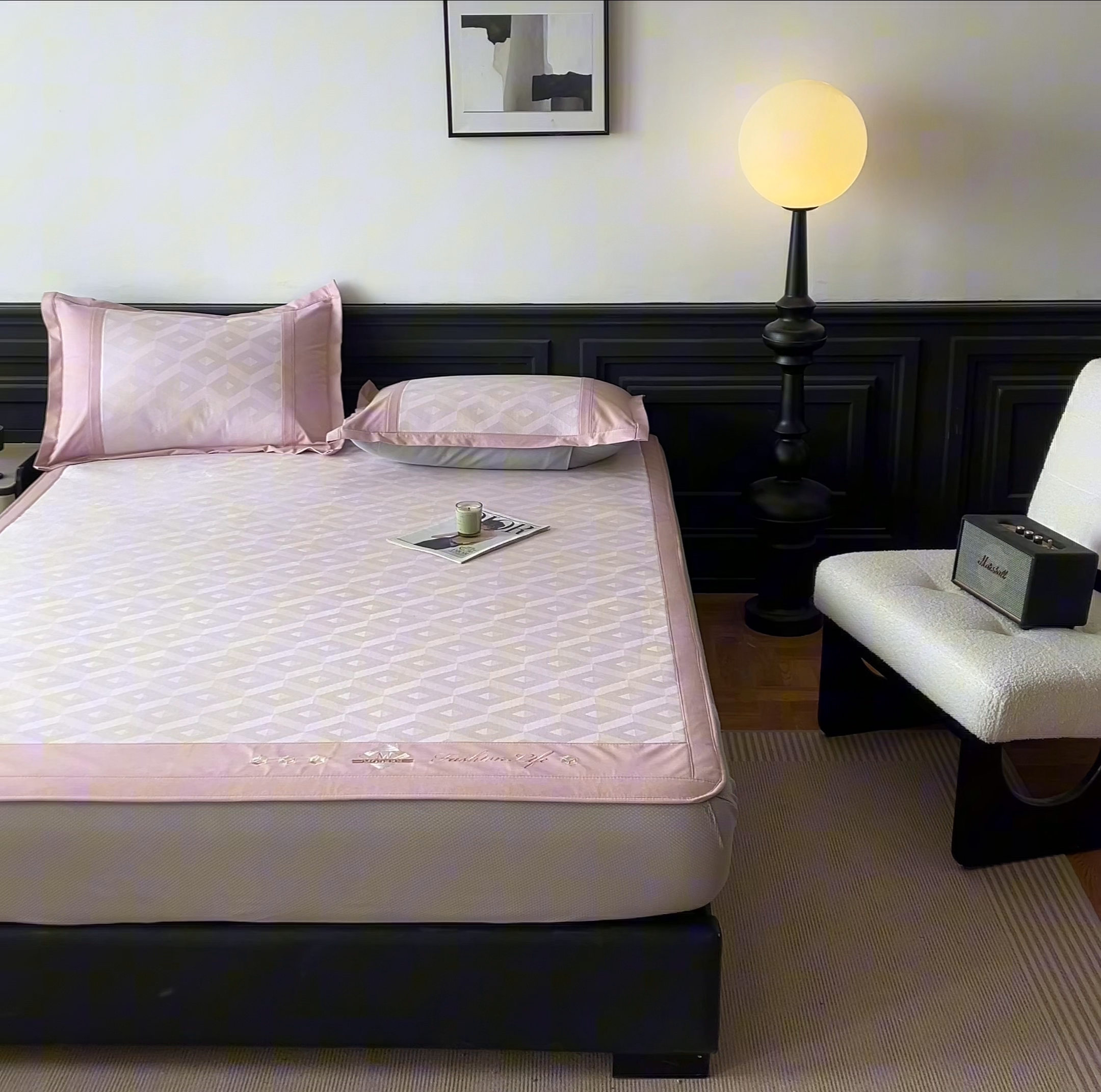 91家纺网 家纺一手货源 找家纺 鑫琪莱家纺 2025新款冰柔凉感丝凉席席子三件套 摩登立方-粉-床笠款