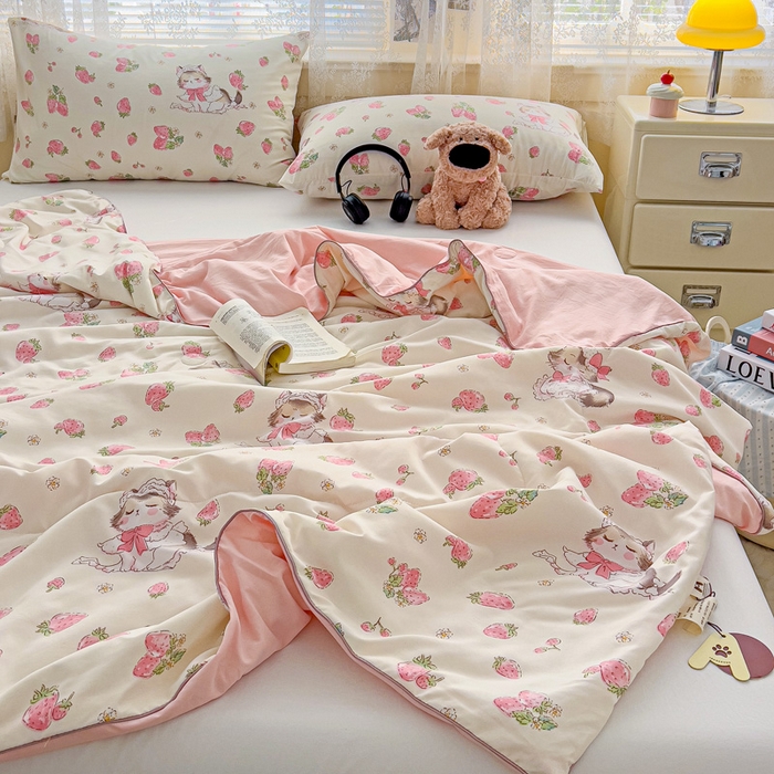 91家纺网 家纺一手货源 找家纺 2025春夏新款嵌绳款云柔水洗棉单夏被夏凉被空调被 嵌绳夏被-草莓小猫