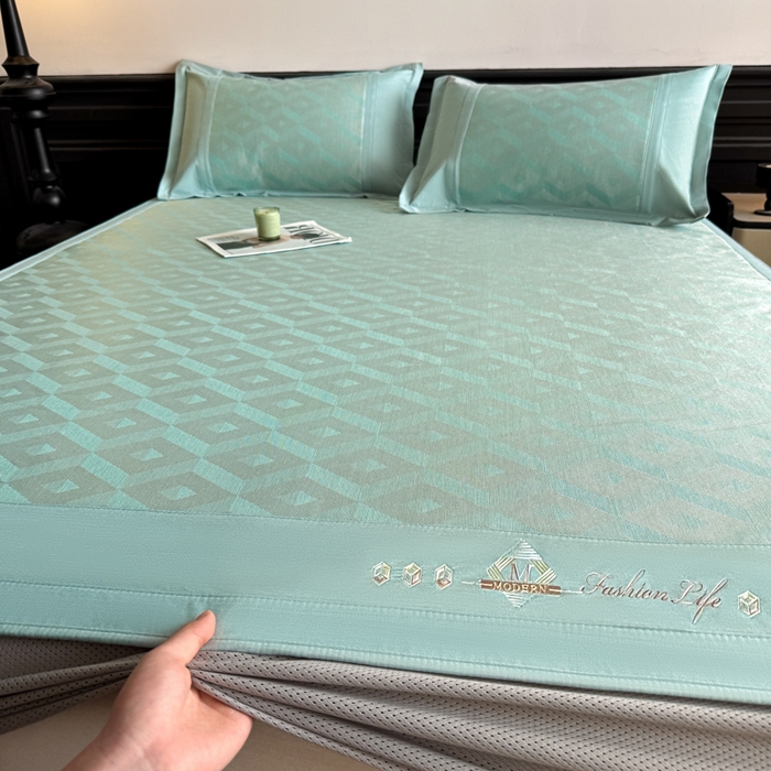 91家纺网 家纺一手货源 找家纺 鑫琪莱家纺 2025新款冰柔凉感丝凉席席子三件套 摩登立方-绿-床笠款