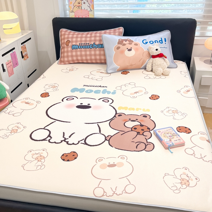 91家纺网 家纺一手货源 找家纺 暮思家居 2025新款正版miiiiichan可爱卡通大版数码印花A类1200D冰丝凉席三件套平铺床笠 贪吃熊