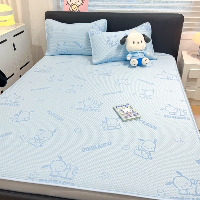 91家纺网 家纺一手货源 找家纺 2025新款三丽鸥正版授权A类提花冰豆豆凉席平铺款床笠款系列_1409 冰豆豆-帕恰狗-蓝