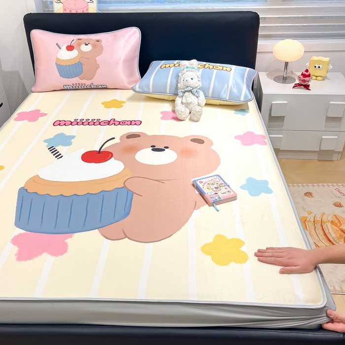 91家纺网 家纺一手货源 找家纺 暮思家居 2025新款正版miiiiichan可爱卡通大版数码印花A类1200D冰丝凉席三件套平铺床笠 蛋糕小熊