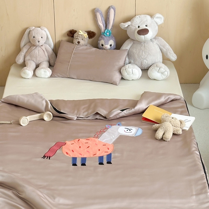 91家纺网 家纺一手货源 找家纺 喜多兔儿童家纺 2025新款60S兰精天丝睡袋防踢被 卡其色勤劳小马