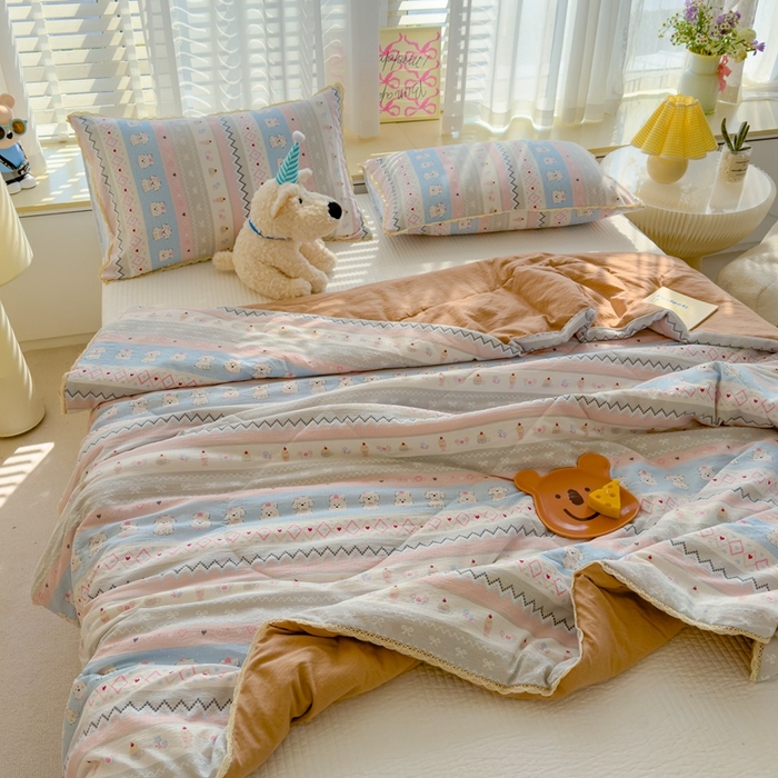 91家纺网 家纺一手货源 找家纺 贝扬思 2025新款云感双层纱抗菌花边夏被 白狗浪漫集