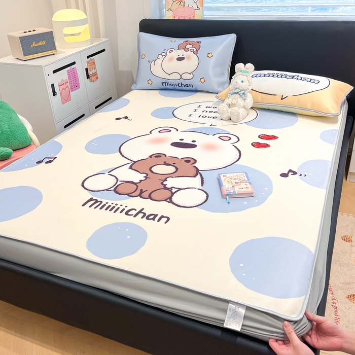 91家纺网 家纺一手货源 找家纺 暮思家居 2025新款正版miiiiichan可爱卡通大版数码印花A类1200D冰丝凉席三件套平铺床笠 波点熊
