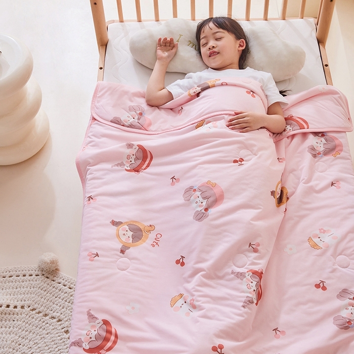 91家纺网 家纺一手货源 找家纺 嗨生活2025年儿童夏被 幼儿园夏被 凉感丝夏被 俏皮女孩