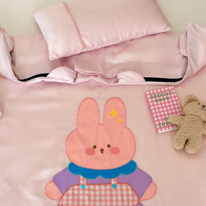91家纺网 家纺一手货源 找家纺 喜多兔儿童家纺 2025新款60S兰精天丝睡袋防踢被 粉色围裙小兔宝