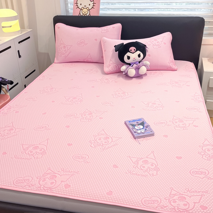 91家纺网 家纺一手货源 找家纺 2025新款三丽鸥正版授权A类提花冰豆豆凉席平铺款床笠款系列_1409 冰豆豆-库洛米-粉