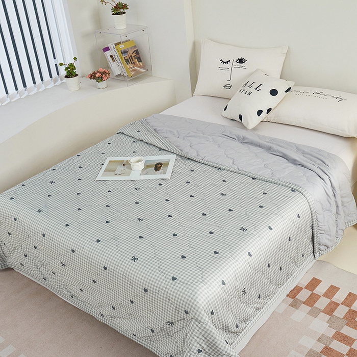 91家纺网 家纺一手货源 找家纺 被多多被业 2025新款凉感丝印花夏被夏凉被空调被 爱心蝴蝶结-咖