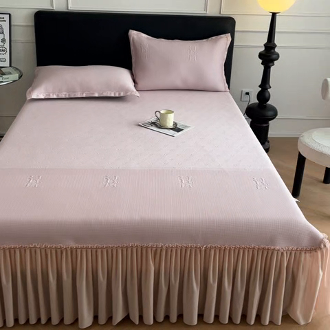 91家纺网 家纺一手货源 找家纺 （总）鑫琪莱  2025新款5D立体雕花凉感豆豆冰丝床裙三件套