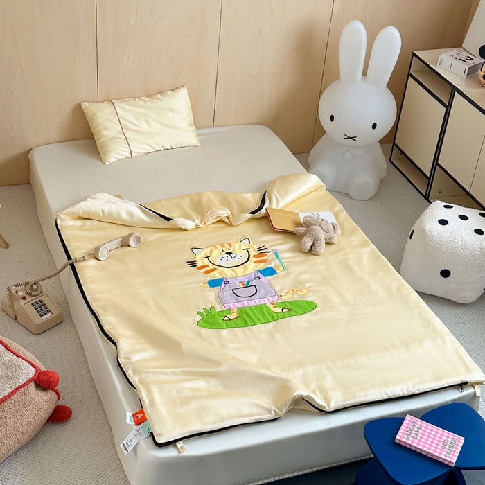 91家纺网 家纺一手货源 找家纺 喜多兔儿童家纺 2025新款60S兰精天丝睡袋防踢被 黄色画画小猫