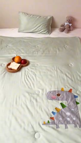 91家纺网 家纺一手货源 找家纺 喜多兔儿童家纺 2025新款萌宝系列40S纯棉夏季睡袋防踢被 绿色小恐龙亮亮