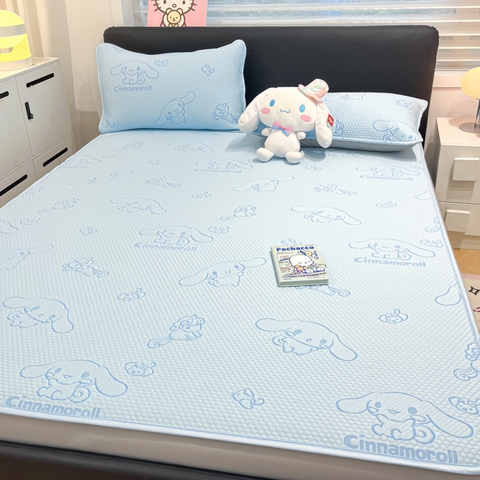 91家纺网 家纺一手货源 找家纺 八零年代 2025新款三丽鸥正版授权A类提花冰豆豆凉席平铺款床笠款系列 冰豆豆-玉桂狗-蓝