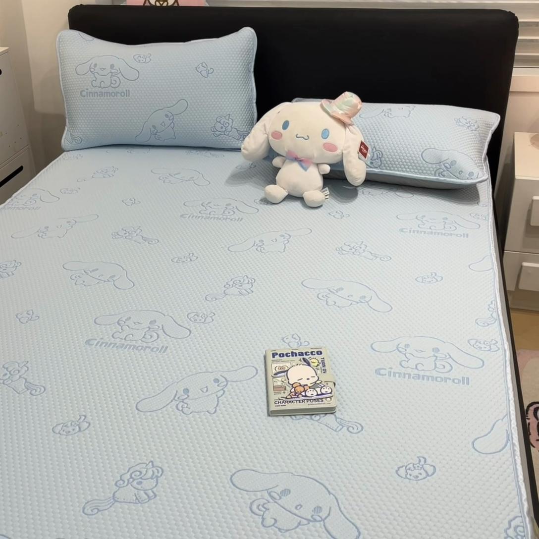 91家纺网 家纺一手货源 找家纺 2025新款三丽鸥正版授权A类提花冰豆豆凉席平铺款床笠款系列_1409 冰豆豆-玉桂狗-蓝