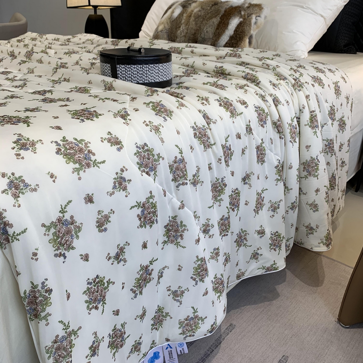 91家纺网 家纺一手货源 找家纺 2025新款小冰皮夏凉被锦纶氨纶面料空调夏被凉感丝单夏被空调被 碎花情怀