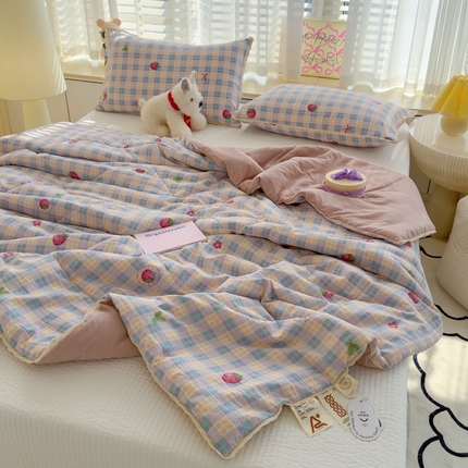 91家纺网 家纺一手货源 找家纺 贝扬思 2025新款云感双层纱抗菌花边夏被 零碎草莓