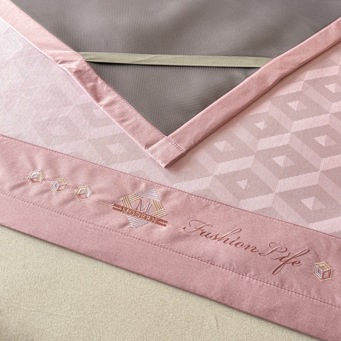 91家纺网 家纺一手货源 找家纺 鑫琪莱家纺 2025新款冰柔凉感丝凉席席子三件套 摩登立方-粉-床席款