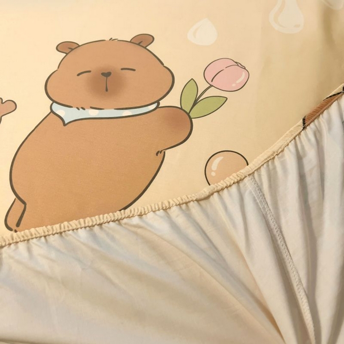 91家纺网 家纺一手货源 找家纺 浩诚2025新款卡皮巴拉原创IP全棉大版单床笠单枕套-有作品登记证书 幸运巴拉