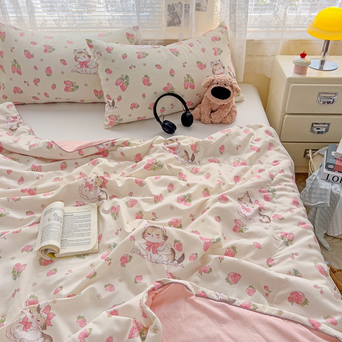 91家纺网 家纺一手货源 找家纺 2025春夏新款嵌绳款云柔水洗棉单夏被夏凉被空调被 嵌绳夏被-草莓小猫