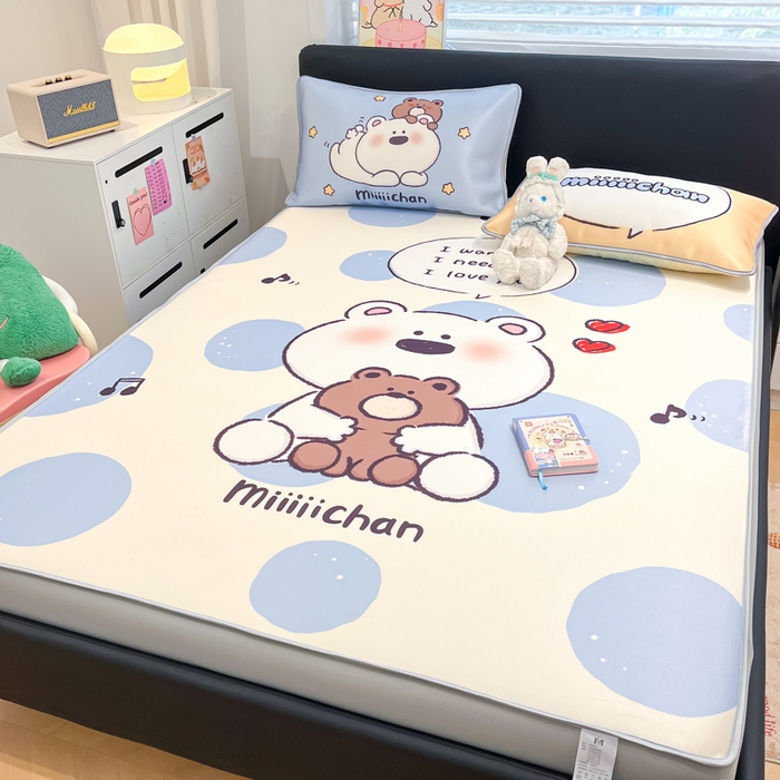 91家纺网 家纺一手货源 找家纺 暮思家居 2025新款正版miiiiichan可爱卡通大版数码印花A类1200D冰丝凉席三件套平铺床笠 波点熊