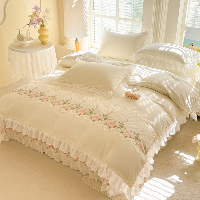 91家纺网 家纺一手货源 找家纺 大麦家纺2025新款年新款亲肤花边款床盖四件套  甜心小姐-奶昔白