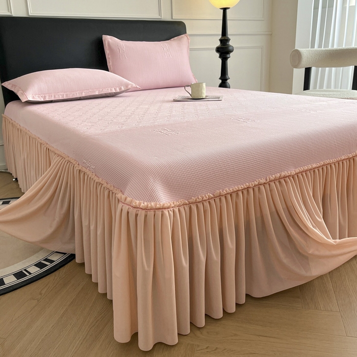 91家纺网 家纺一手货源 找家纺 鑫琪莱  2025新款5D立体雕花凉感豆豆冰丝床裙三件套 床裙H款-粉