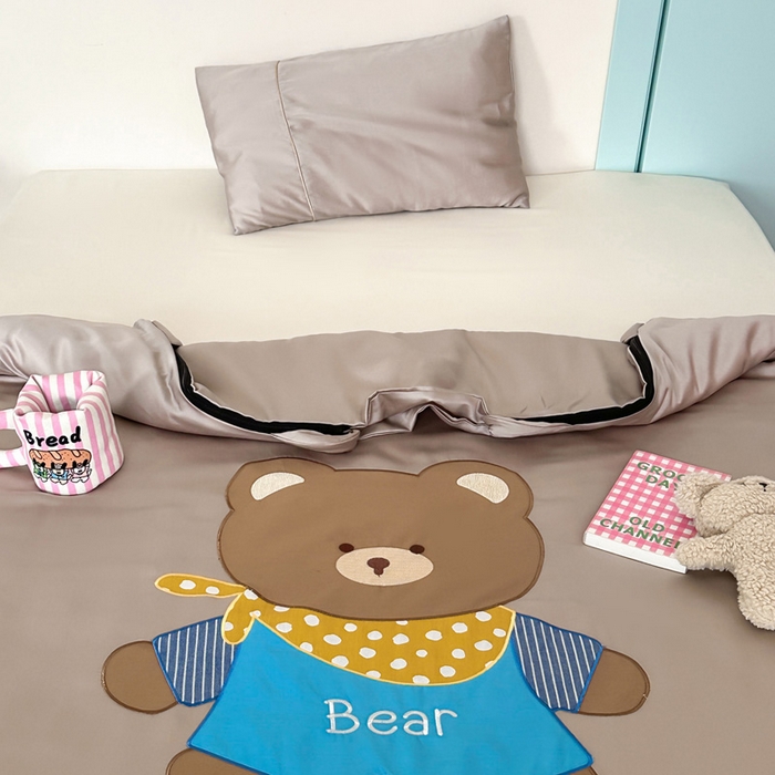 91家纺网 家纺一手货源 找家纺 喜多兔儿童家纺 2025新款60S兰精天丝睡袋防踢被 卡其色围兜小熊