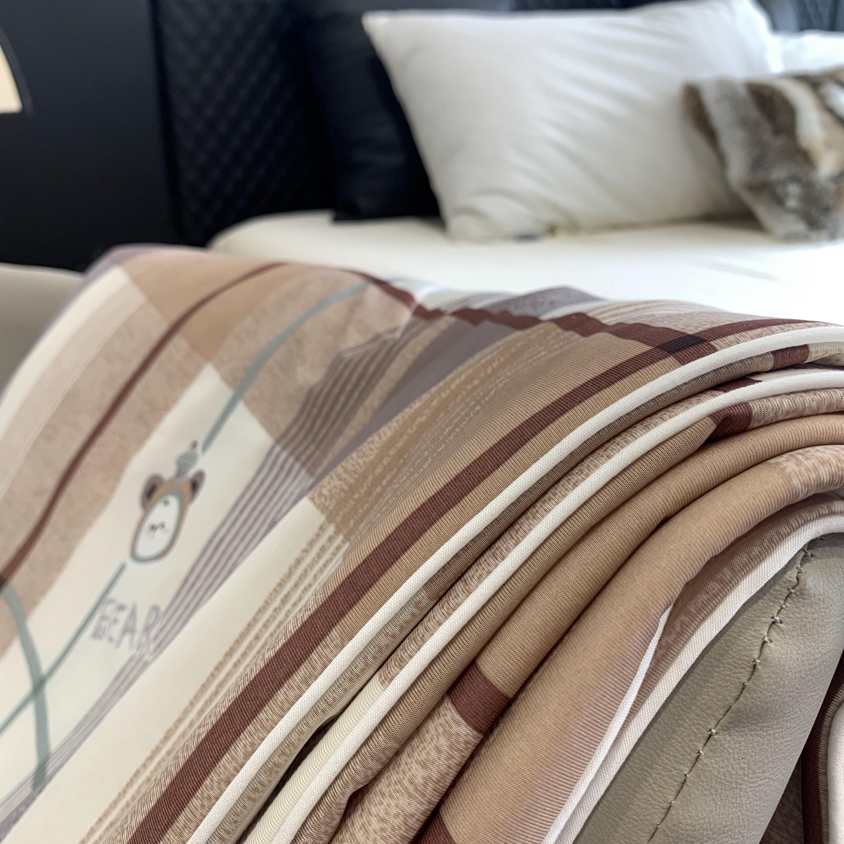 91家纺网 家纺一手货源 找家纺 2025新款小冰皮夏凉被锦纶氨纶面料空调夏被凉感丝单夏被空调被 宝格咖