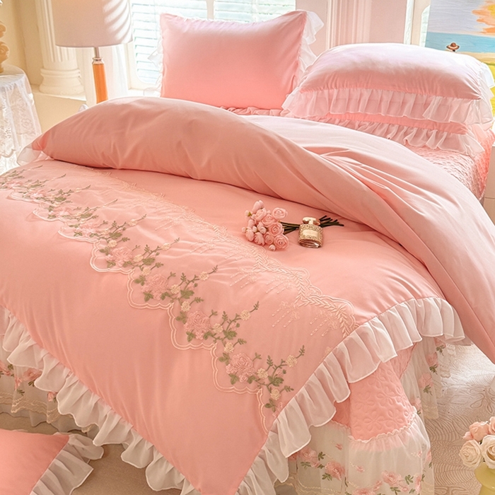 91家纺网 家纺一手货源 找家纺 大麦家纺2025新款年新款亲肤花边款床盖四件套  甜心小姐-香槟玉