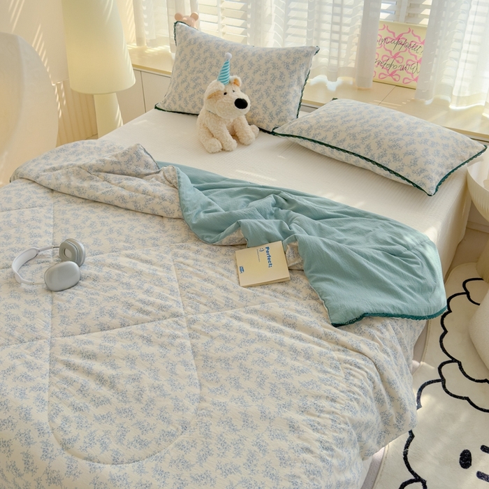 91家纺网 家纺一手货源 找家纺 贝扬思 2025新款云感双层纱抗菌花边夏被 蓝色泡泡