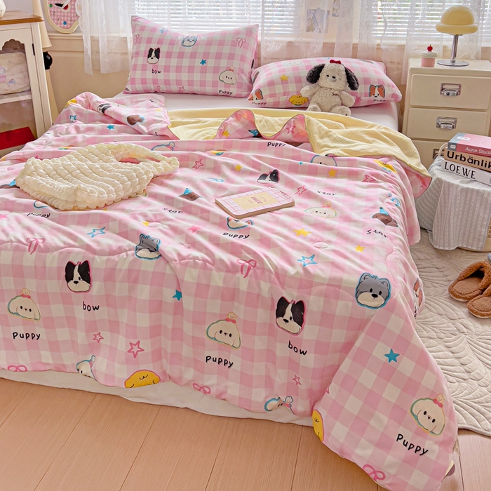 91家纺网 家纺一手货源 找家纺 2025春夏新款嵌绳款云柔水洗棉单夏被夏凉被空调被 嵌绳夏被-粉格小狗