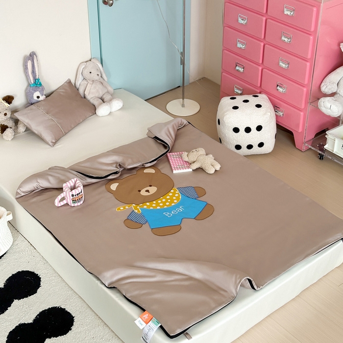 91家纺网 家纺一手货源 找家纺 喜多兔儿童家纺 2025新款60S兰精天丝睡袋防踢被 卡其色围兜小熊