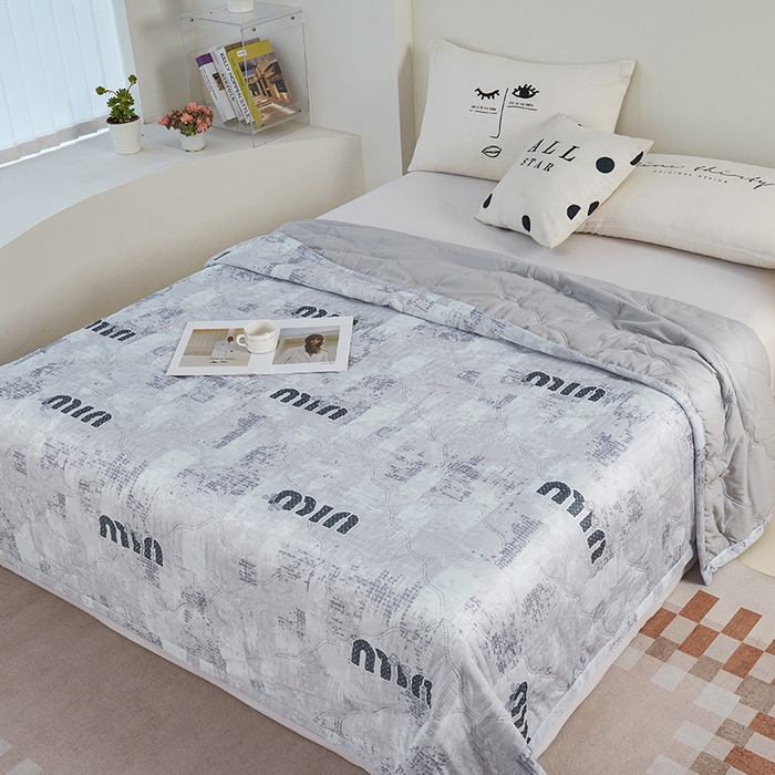 91家纺网 家纺一手货源 找家纺 被多多被业 2025新款凉感丝印花夏被夏凉被空调被 灰迷你