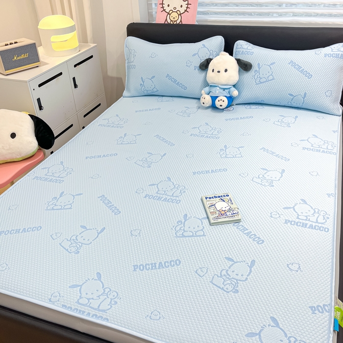 91家纺网 家纺一手货源 找家纺 2025新款三丽鸥正版授权A类提花冰豆豆凉席平铺款床笠款系列_1409 冰豆豆-帕恰狗-蓝