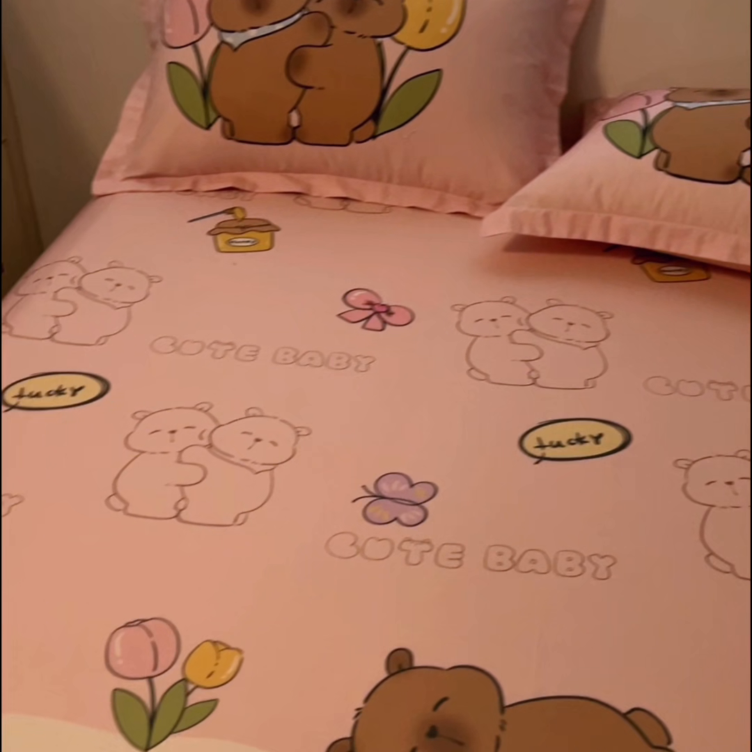 91家纺网 家纺一手货源 找家纺 浩诚2025新款卡皮巴拉原创IP全棉大版单床笠单枕套-有作品登记证书 幸运巴拉