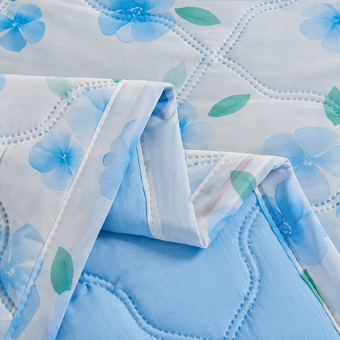 91家纺网 家纺一手货源 找家纺 被多多被业 2025新款凉感丝印花夏被夏凉被空调被 山茶花-蓝